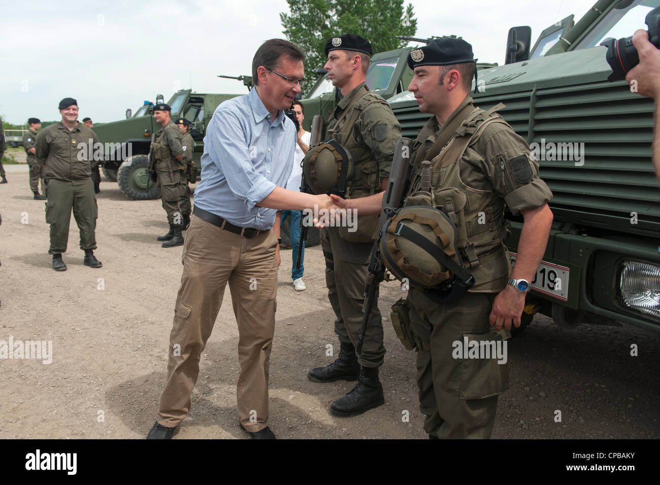 Austrian il Ministro della Difesa di Norbert Darabos saluta i membri dell'UE-Battlegroup. Foto Stock