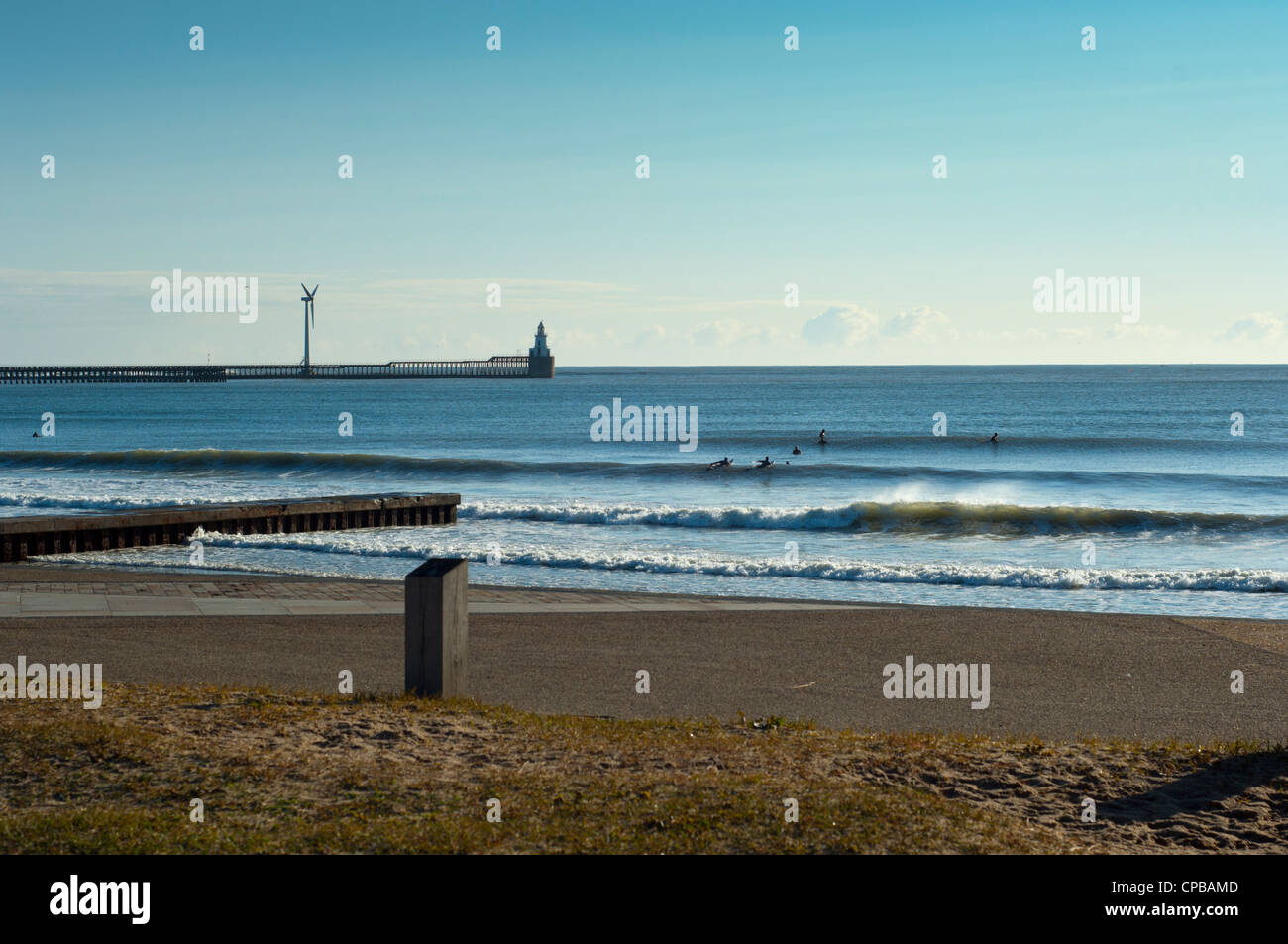 Surfers e swimers Foto Stock