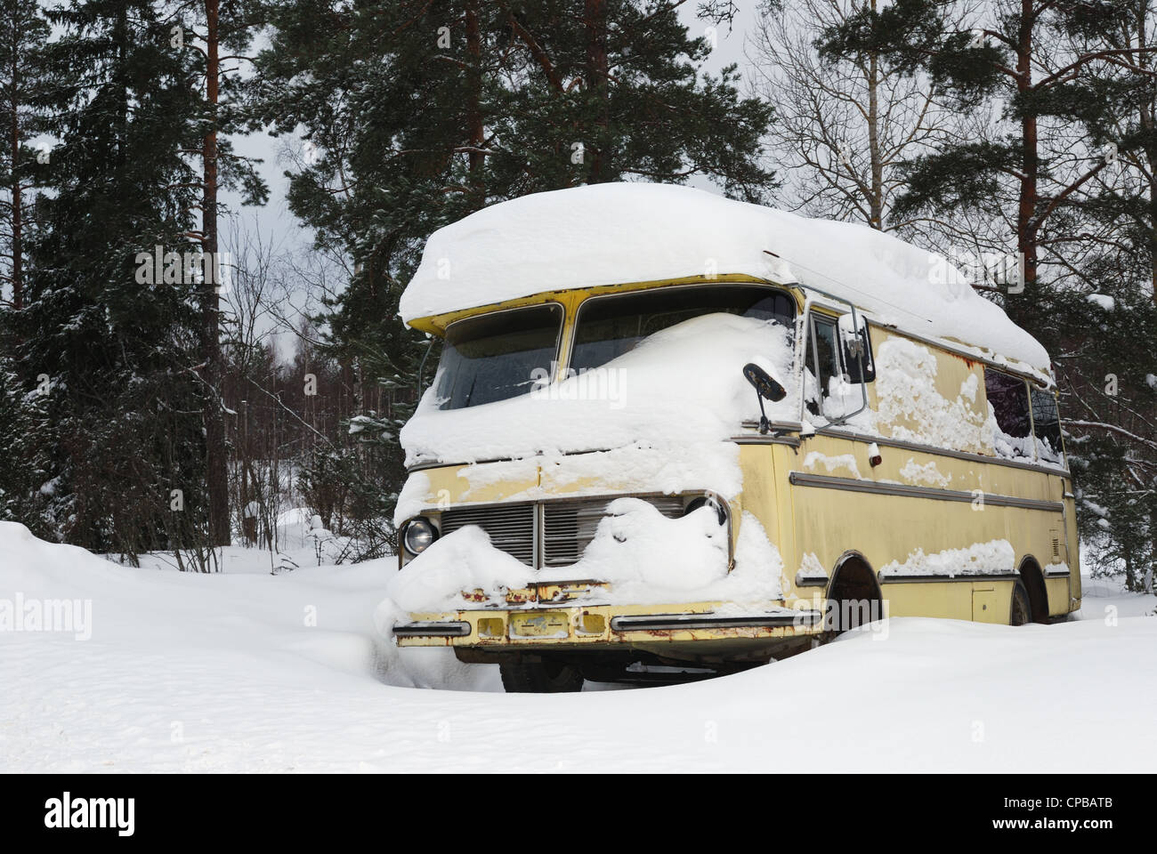 Vecchio bus pregiati ricoperti di neve invernale in Finlandia Foto Stock