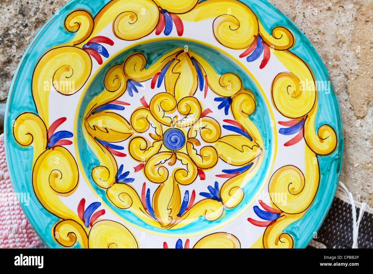 Primo piano di un tradizionale colorate ceramiche siciliane Foto Stock