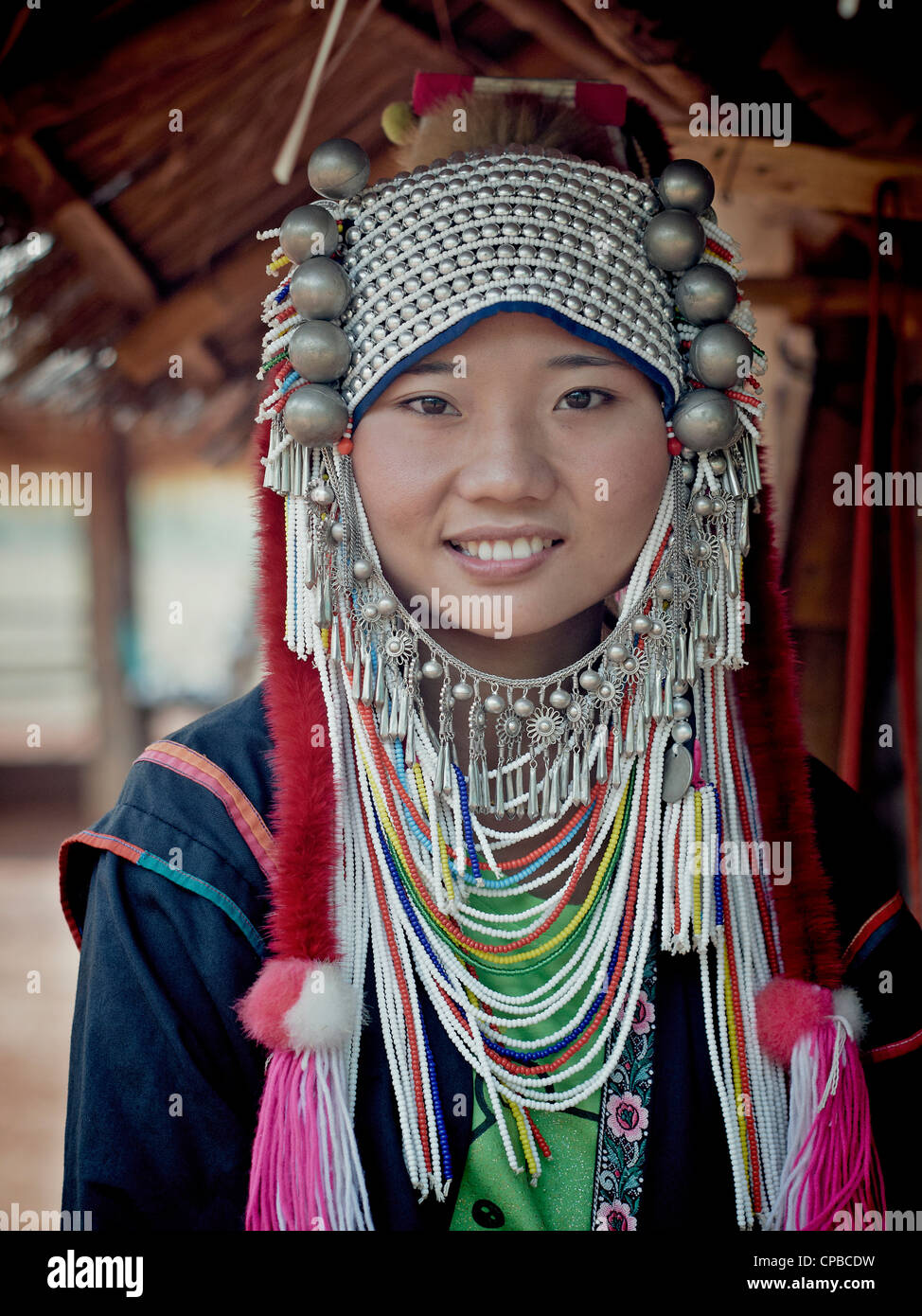 Akha hill ragazza tribù del nord della Thailandia. Chiang Mai provincia. Sud-est asiatico. Thailandia rurale persone E.S. Asia. Belle ragazze Thai. Hill Tribes Foto Stock