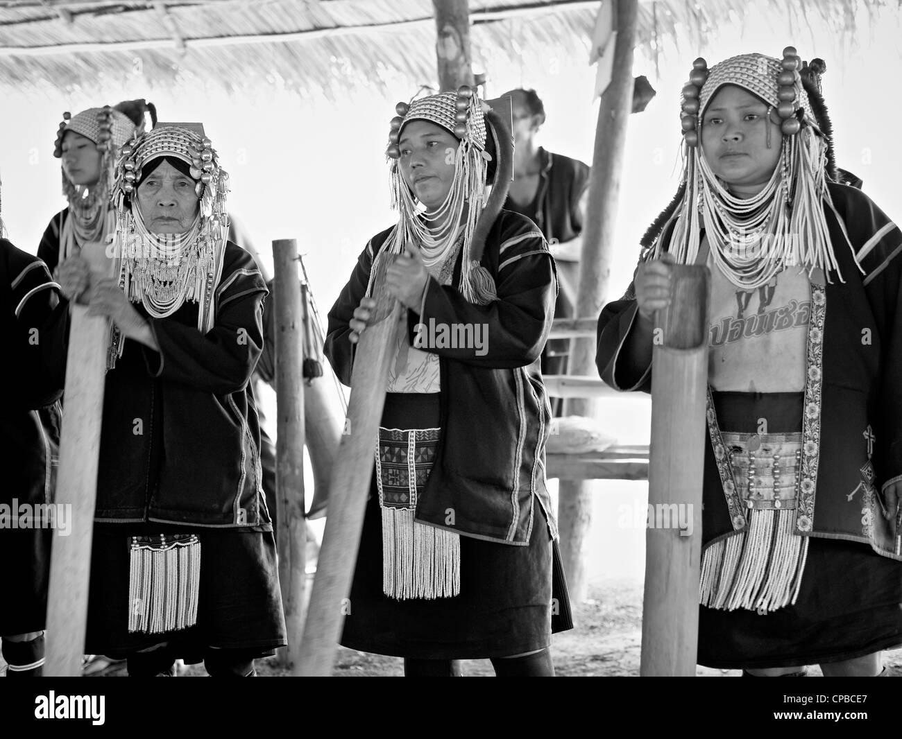 Gli abitanti della tribù delle colline Akha della Thailandia settentrionale eseguono una sequenza di danze rituali per i turisti. Provincia di Chiang mai. Rural Thailand S.E. Asia. Foto Stock