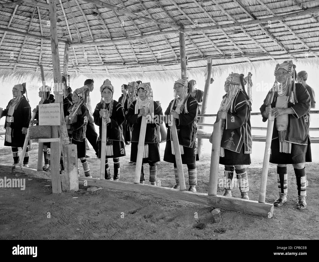 Gli abitanti della tribù delle colline Akha della Thailandia settentrionale eseguono una sequenza di danze rituali per i turisti. Provincia di Chiang mai. Gente rurale della Thailandia. Tribù Hill Foto Stock