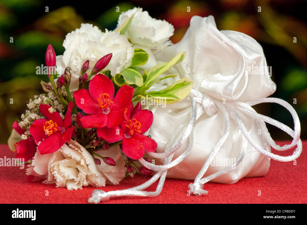Disposizione con fiori e favori per matrimonio, battesimo e Prima Comunione Foto Stock