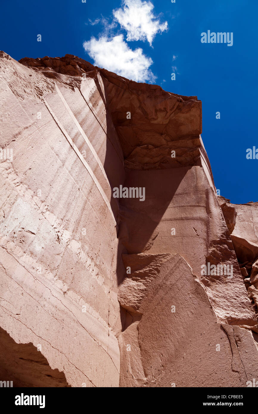 La sporgenza di roccia creato dal crollo della rupe di arenaria, nella remota Quezala burrone, vicino Talabra, il Deserto di Atacama, Cile Foto Stock