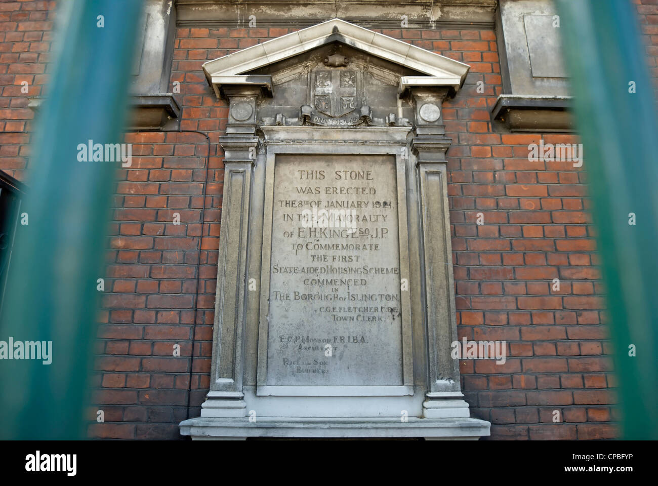 Commemorazione di pietra del 1924 segna il primo stato-aided alloggiamento nella borough di Islington, Londra, Inghilterra Foto Stock