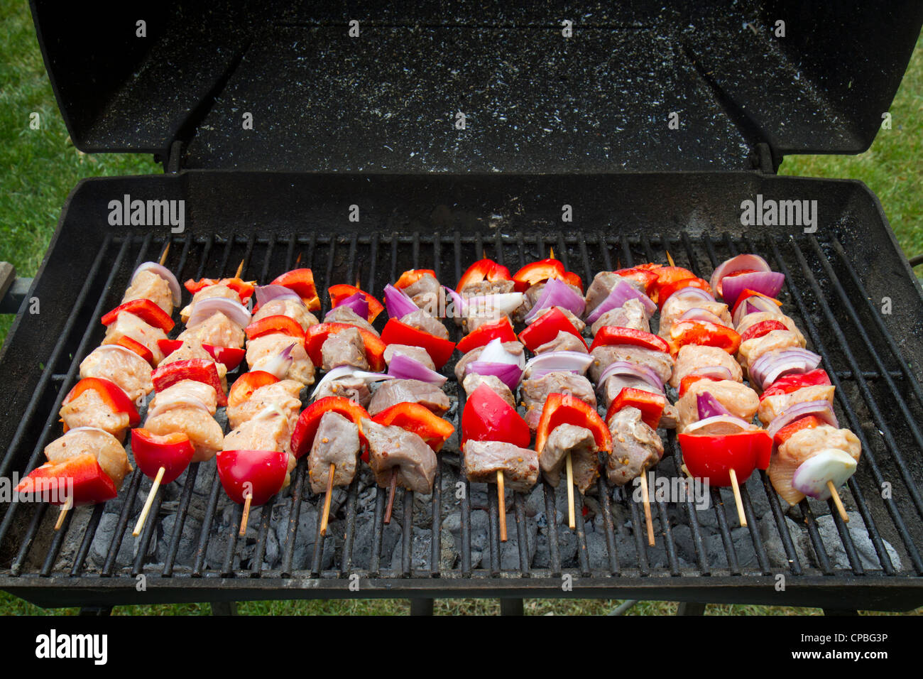 La cottura di shish kebab in un grill all'aperto. Foto Stock
