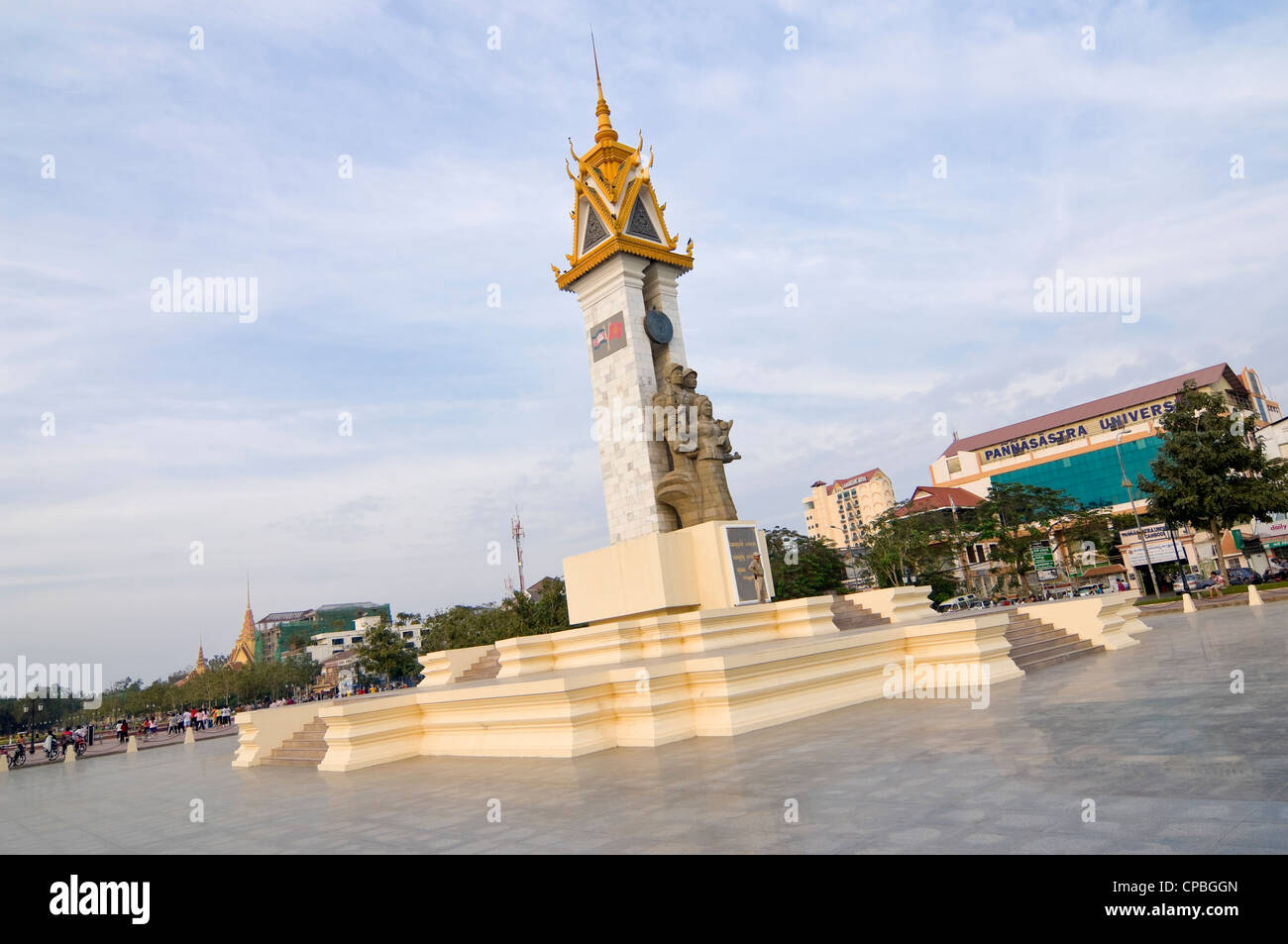 In orizzontale ampia angolazione del Cambodia-Vietnam amicizia Monumento a Phnom Penh con una protezione sul plinto per mostrare che si tratta di scala Foto Stock