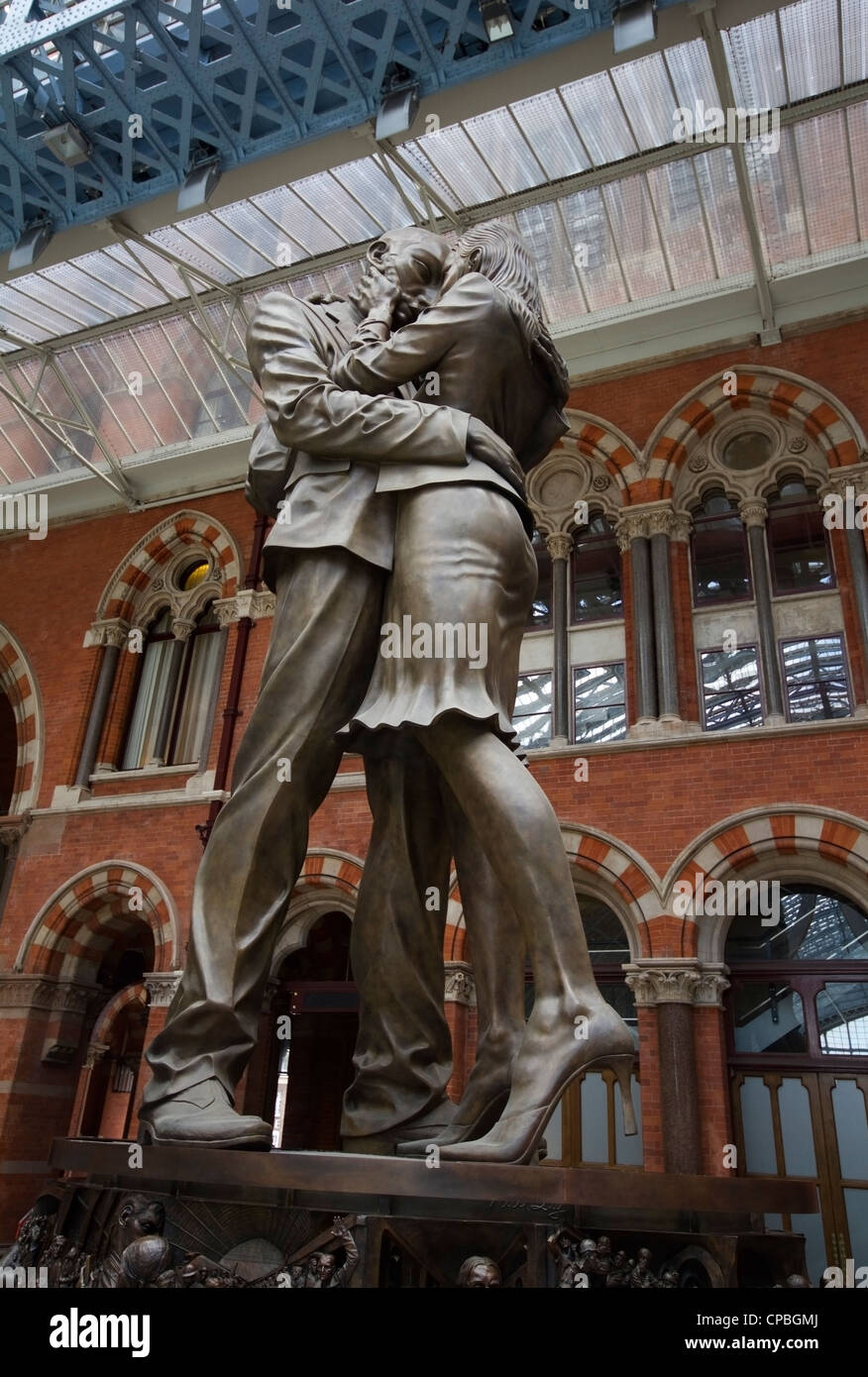 Il kissing statua (il luogo di incontro) alla stazione ferroviaria internazionale di St Pancras Station di Londra Foto Stock