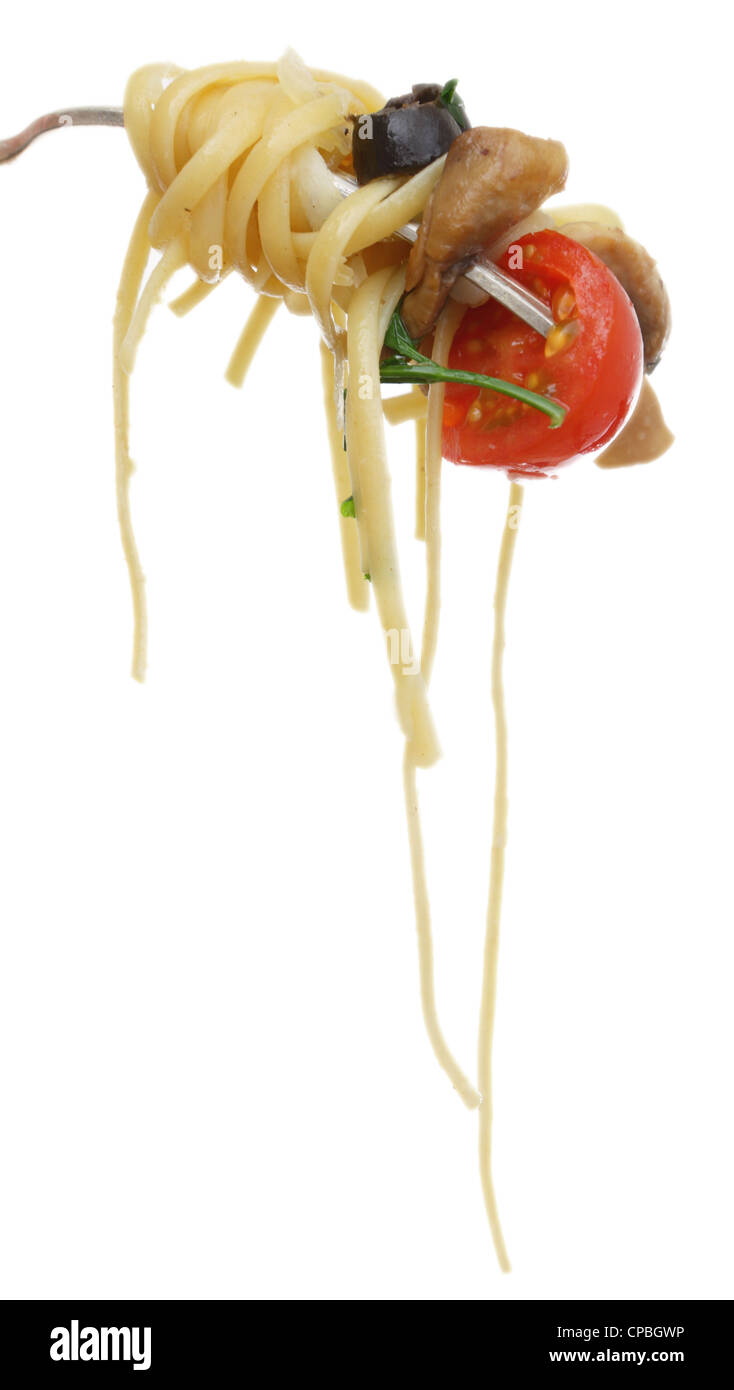 Le Linguine con i funghi, il pomodoro e olive su una forcella, isolato su bianco. Foto Stock