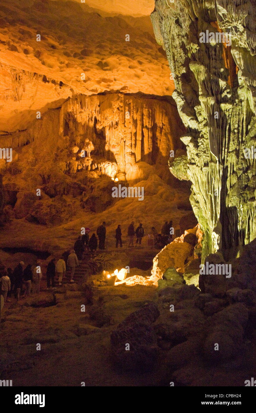 Vista verticale all'interno di Hang Sung Sot [sorprendente o sorprendenti grotte] una grotta su Bo Hon isola nella baia di Halong. Foto Stock