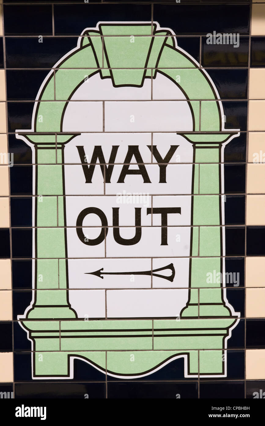 Vie di uscita segno nella metropolitana di Londra la stazione della metropolitana. Regno Unito. Foto Stock