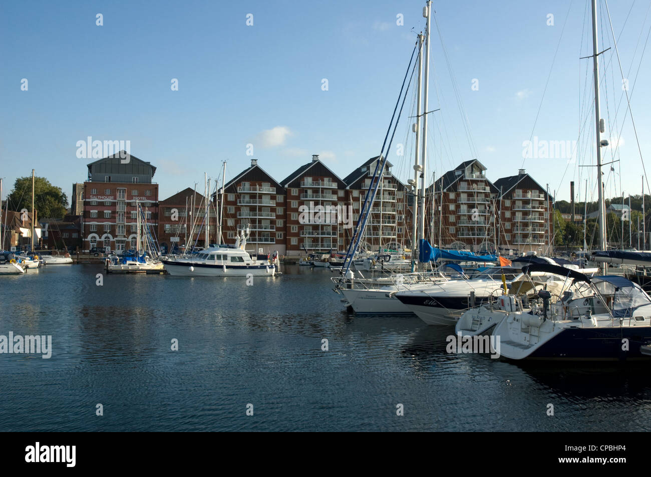 Ipswich Marina dal lato opposto del Waterfront foderato con appartamenti esclusivi con vista sulla Marina e Orwell fiume. Foto Stock