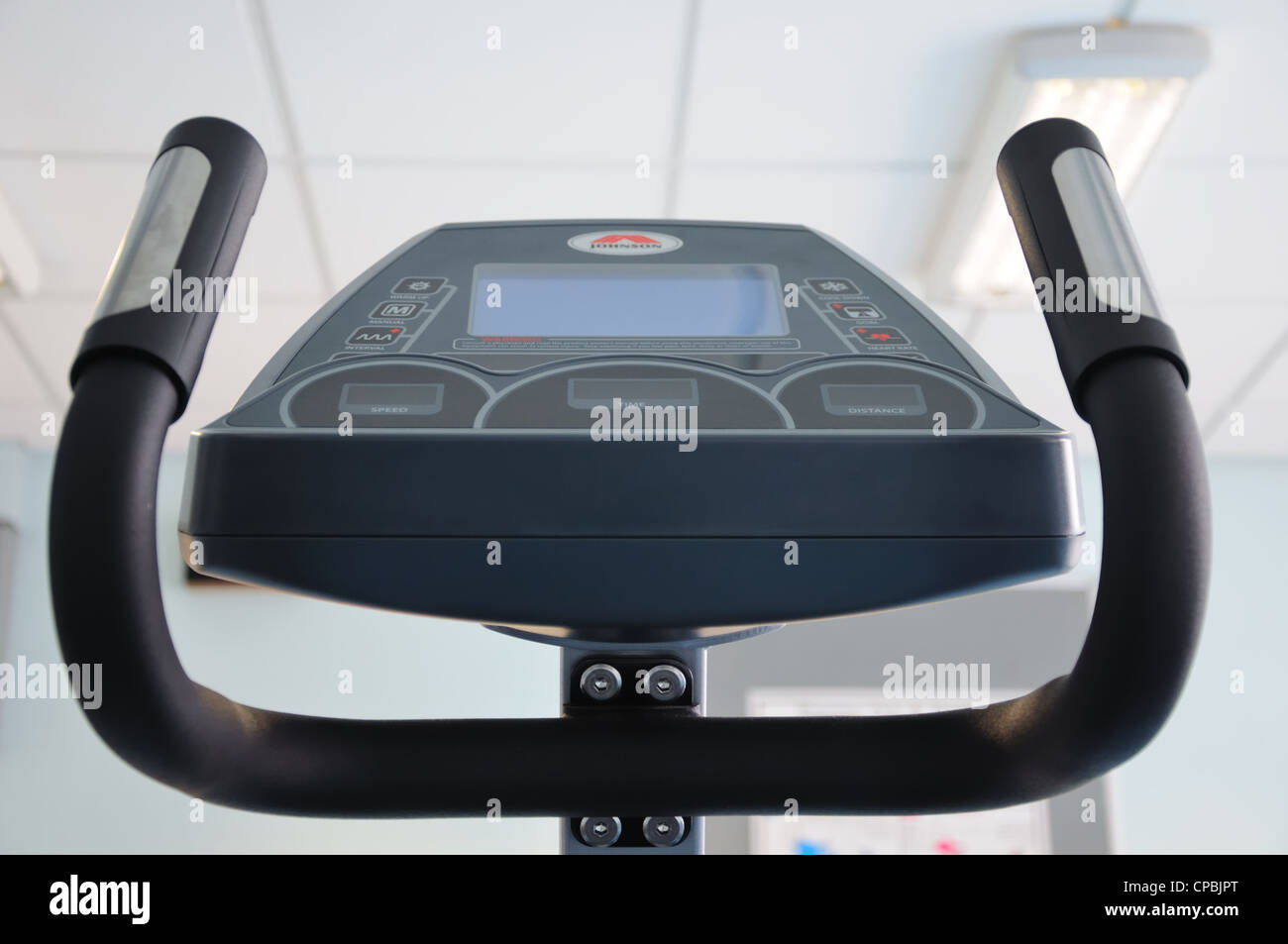 Attrezzature da palestra da vicino che mostra il touch pad schermata di programmazione e la frequenza cardiaca Impugnature maniglia Foto Stock