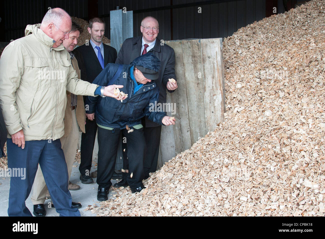 Ispezione di trucioli di legno per il riscaldamento di Irlanda Foto Stock