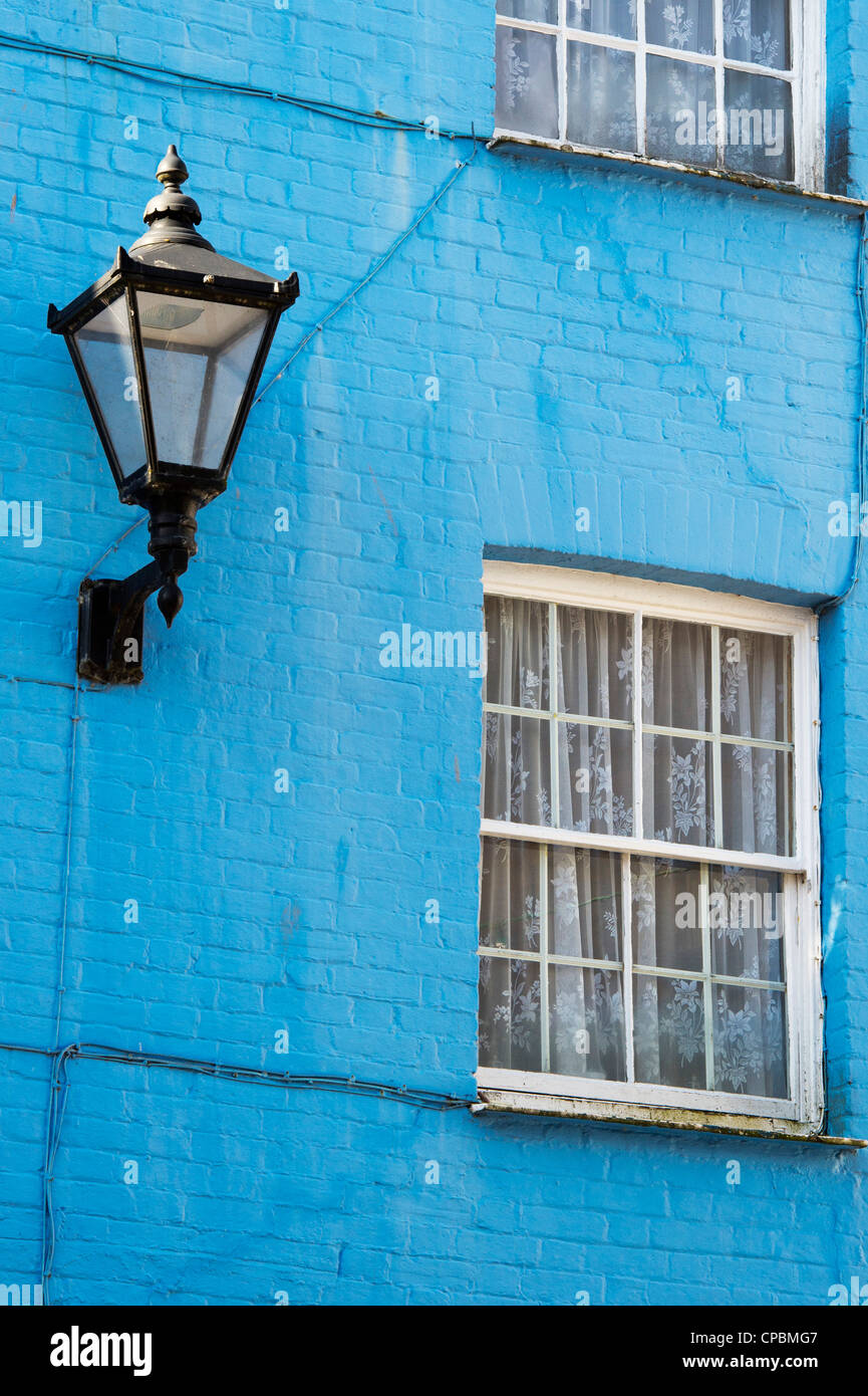 Fowey blue house e lampione. Cornovaglia, Inghilterra Foto Stock