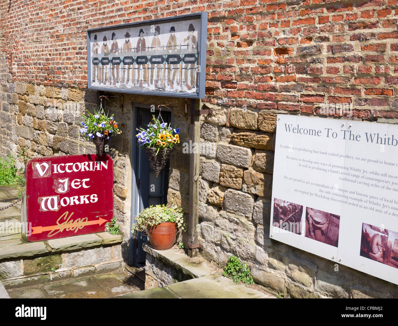 Ingresso del Whitby Victoria opere a getto Heritage Centre e Museo shop in Church street a Whitby North Yorkshire Foto Stock