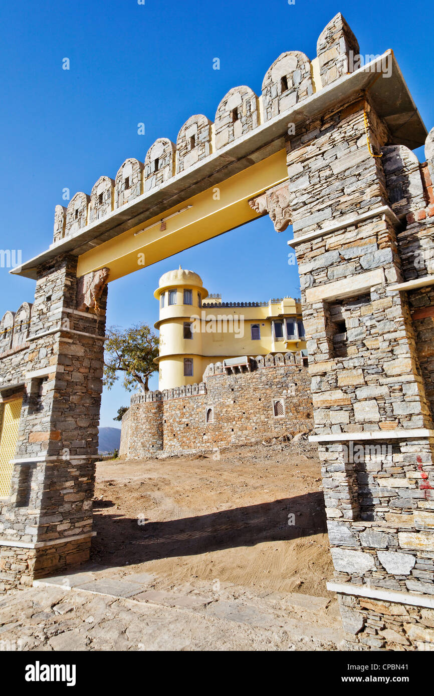Colpo verticale di gateway angolato per il Royal Palace Kumbhalghar Ville dalla strada principale che conduce fino agli ospiti area di sbarco Foto Stock