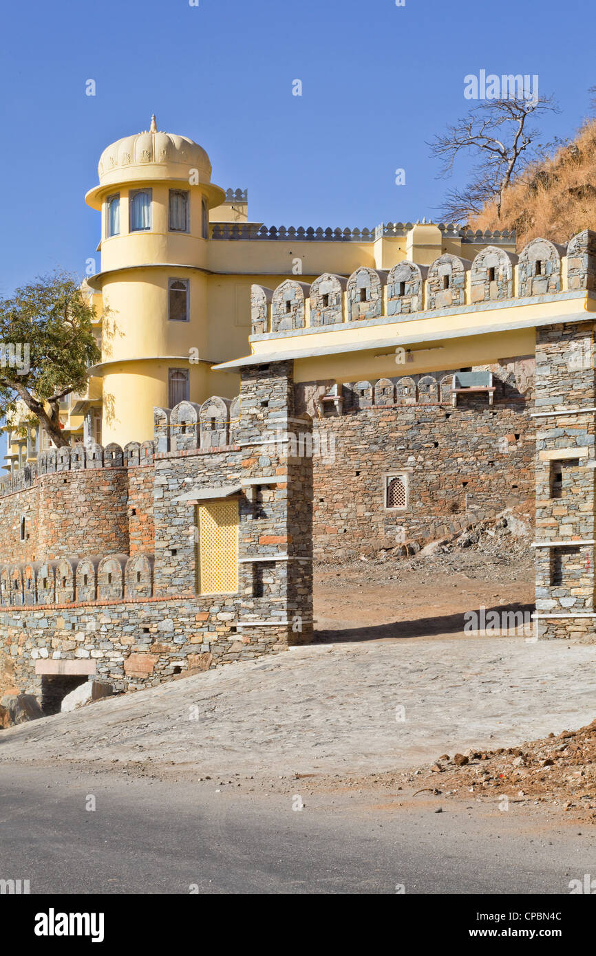 Royal Kumbhalghar Ville gateway dalla strada principale che conduce fino agli ospiti area di ricevimento Foto Stock