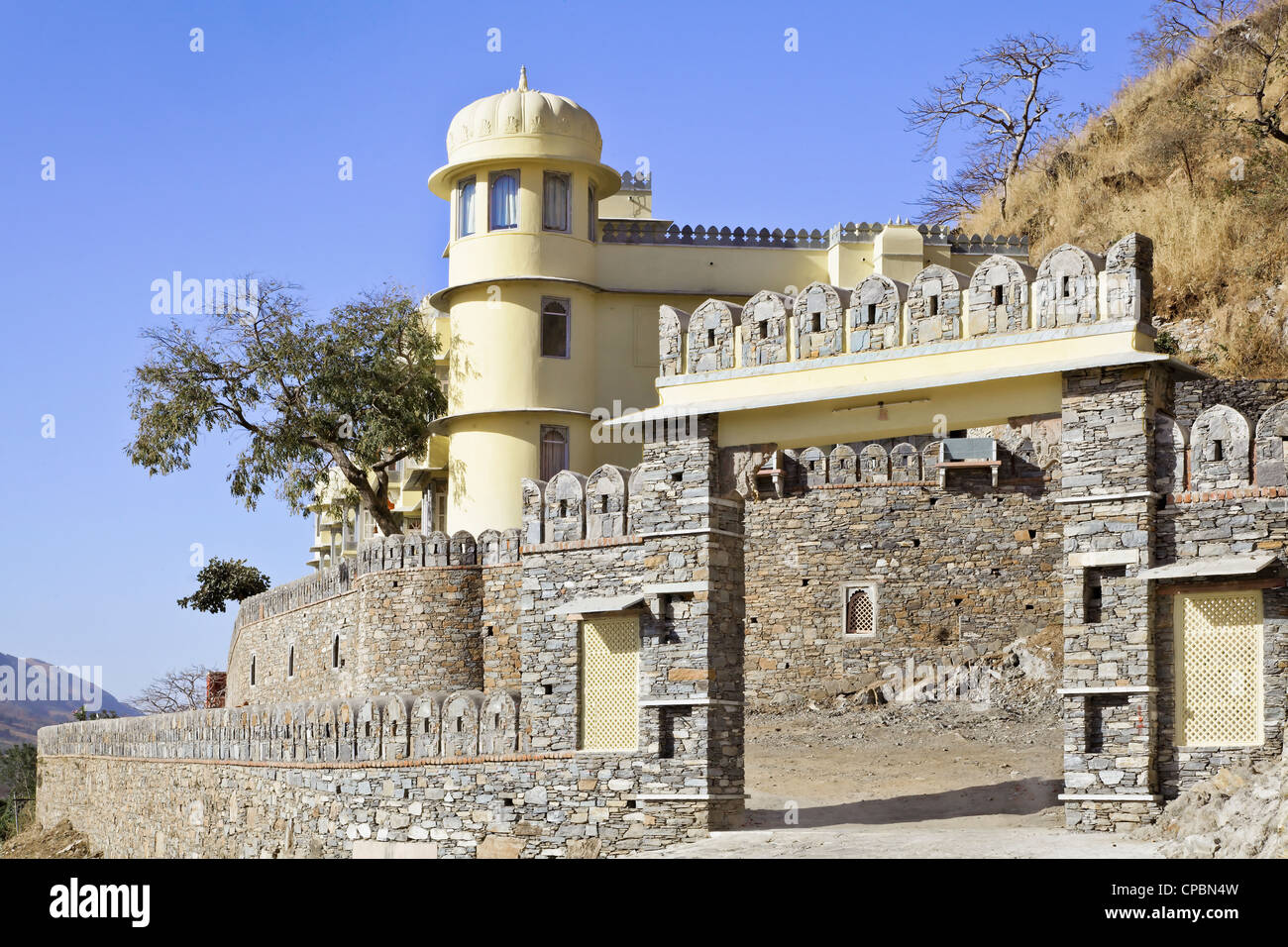 Royal Kumbhalghar Ville gateway dalla strada principale che conduce fino agli ospiti area di ricevimento Foto Stock