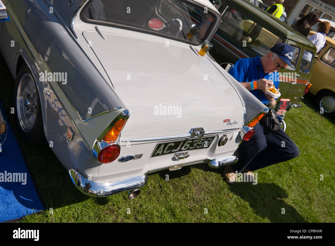 L'uomo con la sua Ford Anglia 1500 GT a marche Trasporti Festival esposizione di vintage e classic cars in mostra a molla di Ludlow Food Festival Foto Stock