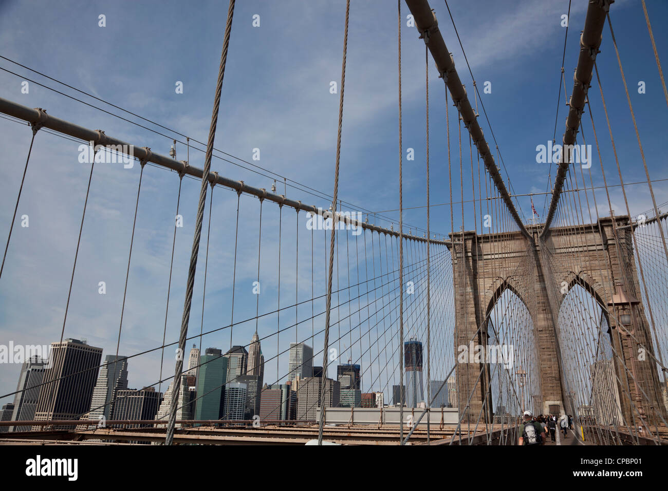 Ponte di Brooklyn con il quartiere finanziario in background, New York City. Foto Stock