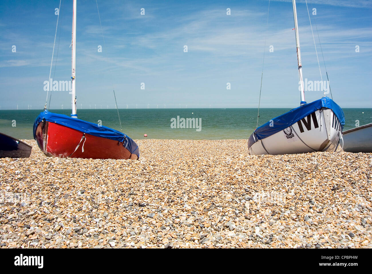 Barche a vela sulla spiaggia di ciottoli a Hampton Pier, Herne Bay, Kent, England Regno Unito Foto Stock