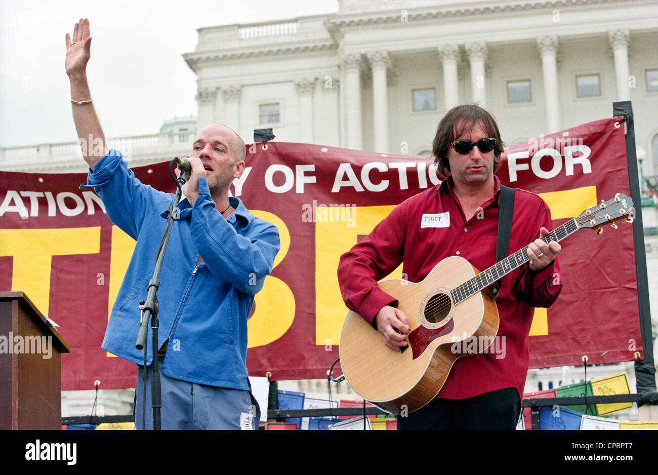 Il cantante Michael Stipe e il chitarrista Peter Buck di REM eseguire al Rally per il Tibet presso il Campidoglio US Giugno 15, 1998 a Washington, DC. Tibetan-Americans lungo con centinaia di sostenitori si sono stretti per protestare contro la politica cinese verso il Tibet. Foto Stock