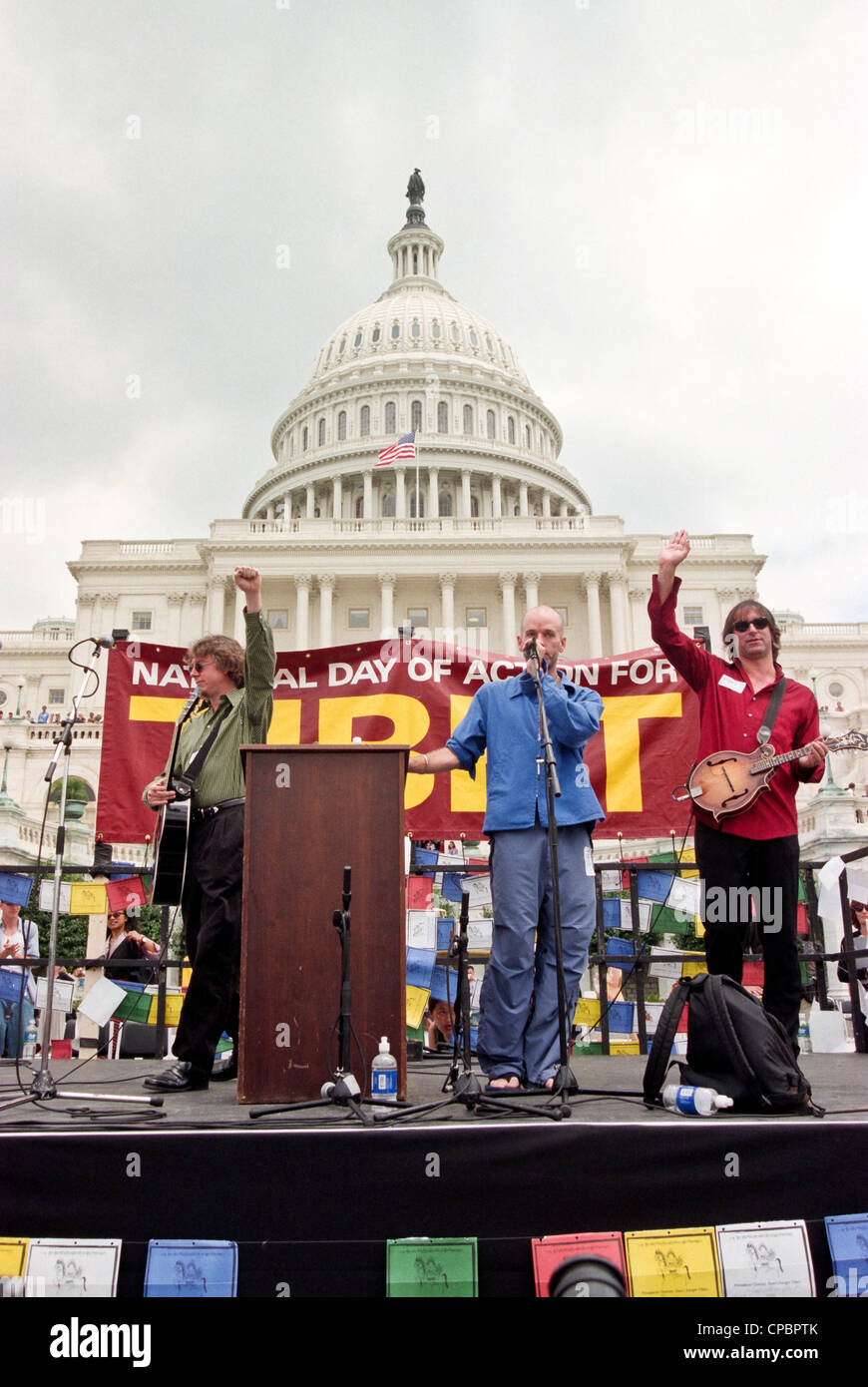 Il cantante Michael Stipe e il chitarrista Peter Buck e Mike Mills dei REM eseguire al Rally per il Tibet presso il Campidoglio US Giugno 15, 1998 a Washington, DC. Tibetan-Americans lungo con centinaia di sostenitori si sono stretti per protestare contro la politica cinese verso il Tibet. Foto Stock