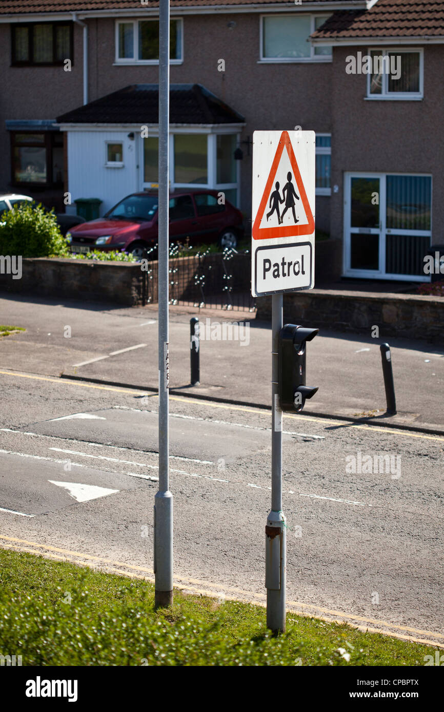 Pattugliato attraversamento scuola cartello segnaletico. Foto Stock