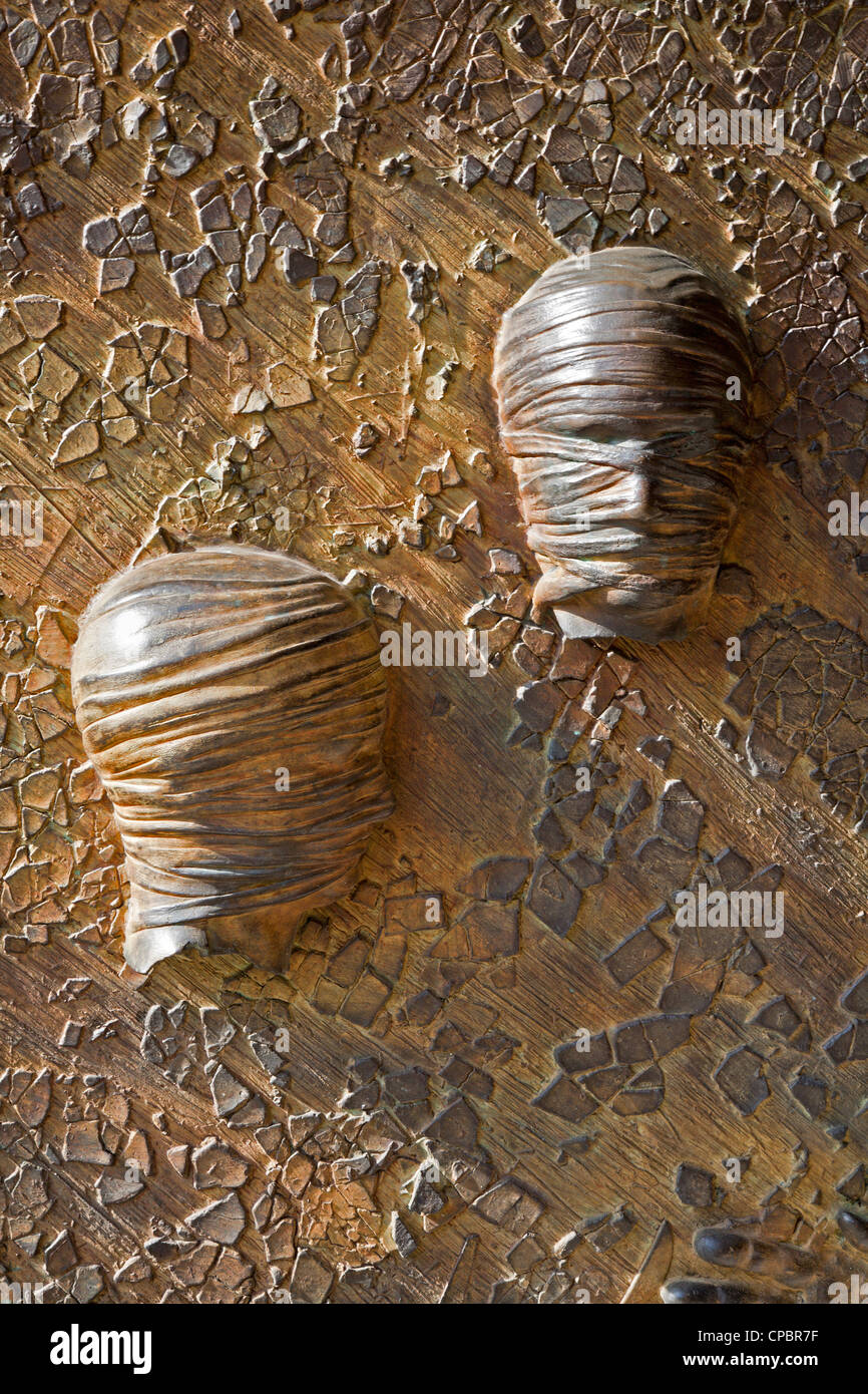 Roma, Italia, 20 marzo 2012, dettaglio dalla moderna porta della basilica di Santa Maria degli Angeli e dei Martiri. Il simbolo dei martiri. S Foto Stock