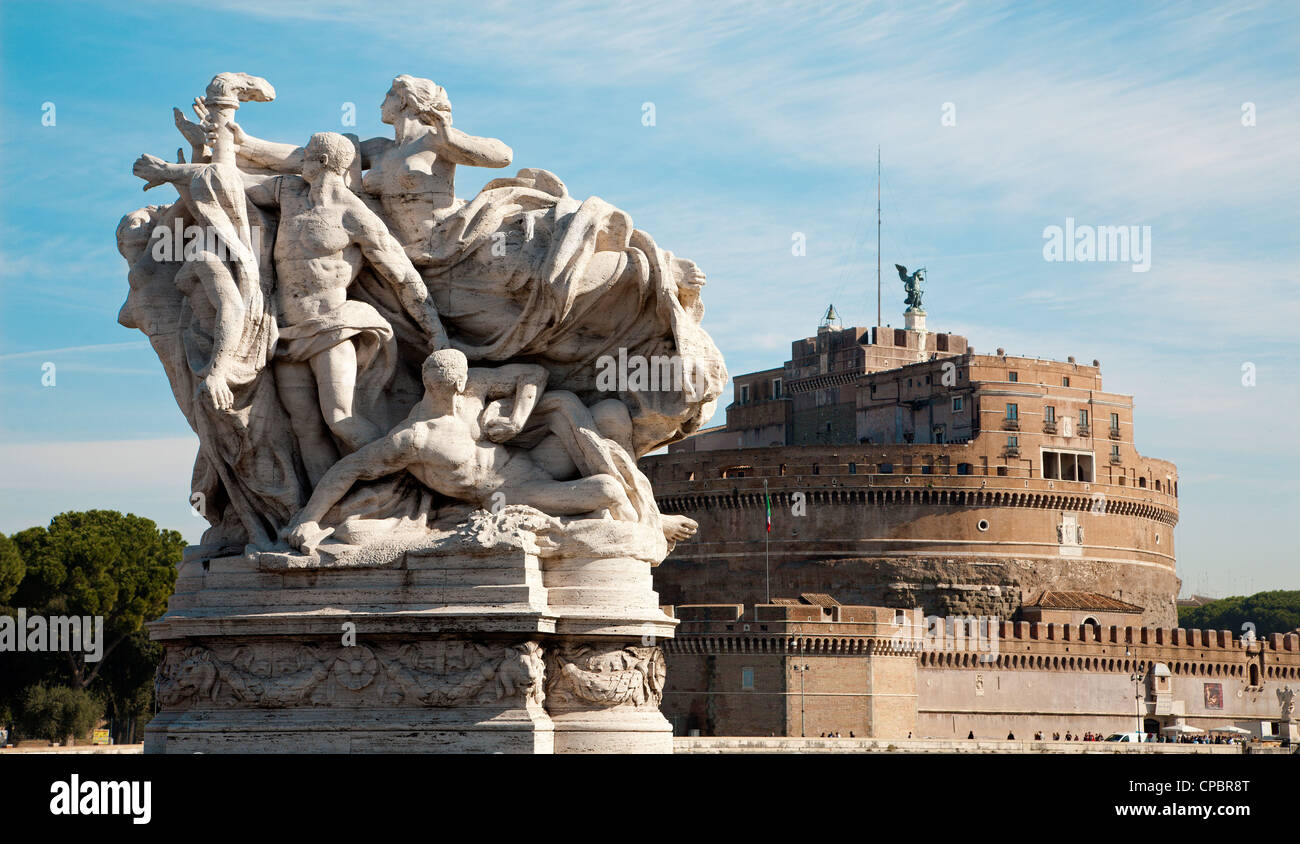 Roma - da scultura su Victtorio Emanuelle brdige e Angel s castle Foto Stock