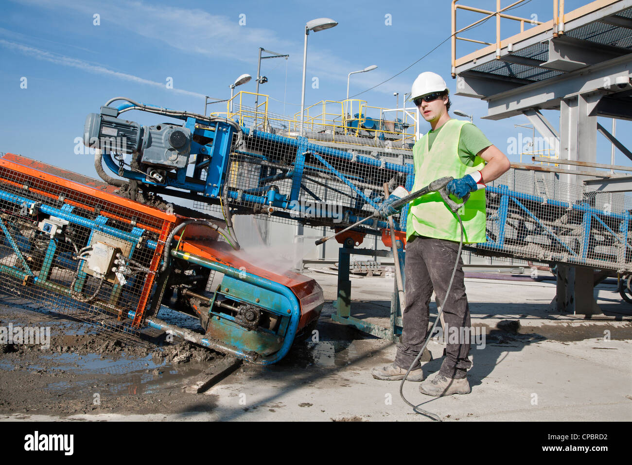 Giovane lavoratore mediante la pulizia - industria Foto Stock
