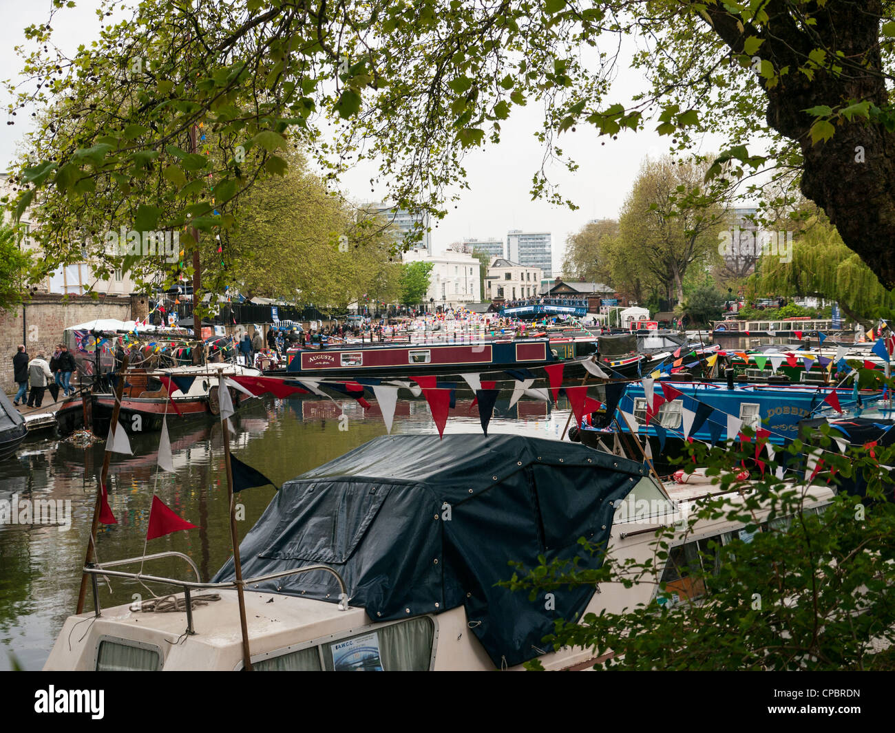 Case galleggianti e imbarcazioni strette in un Festival sul Grand Union Canal in Little Venice, Paddington, West London, Regno Unito Foto Stock