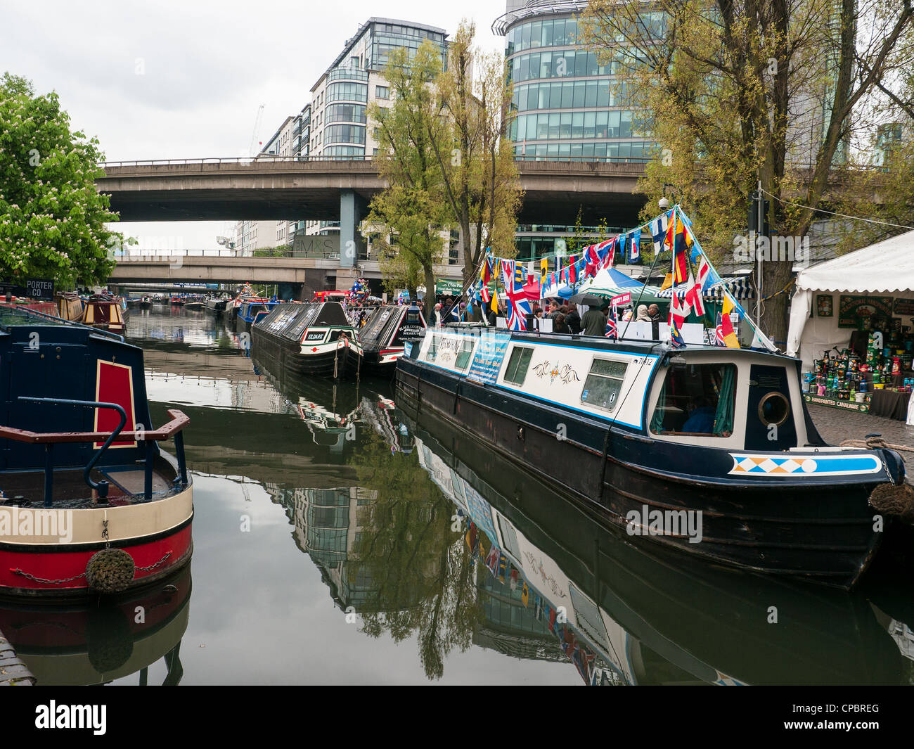 Case galleggianti e imbarcazioni strette in un Festival sul Grand Union Canal in Little Venice, Paddington, West London, Regno Unito Foto Stock