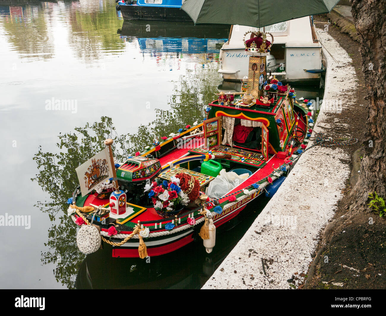 Un colorato decorato casa piccola imbarcazione in un Festival di Little Venice, Paddington, Londra ovest Foto Stock