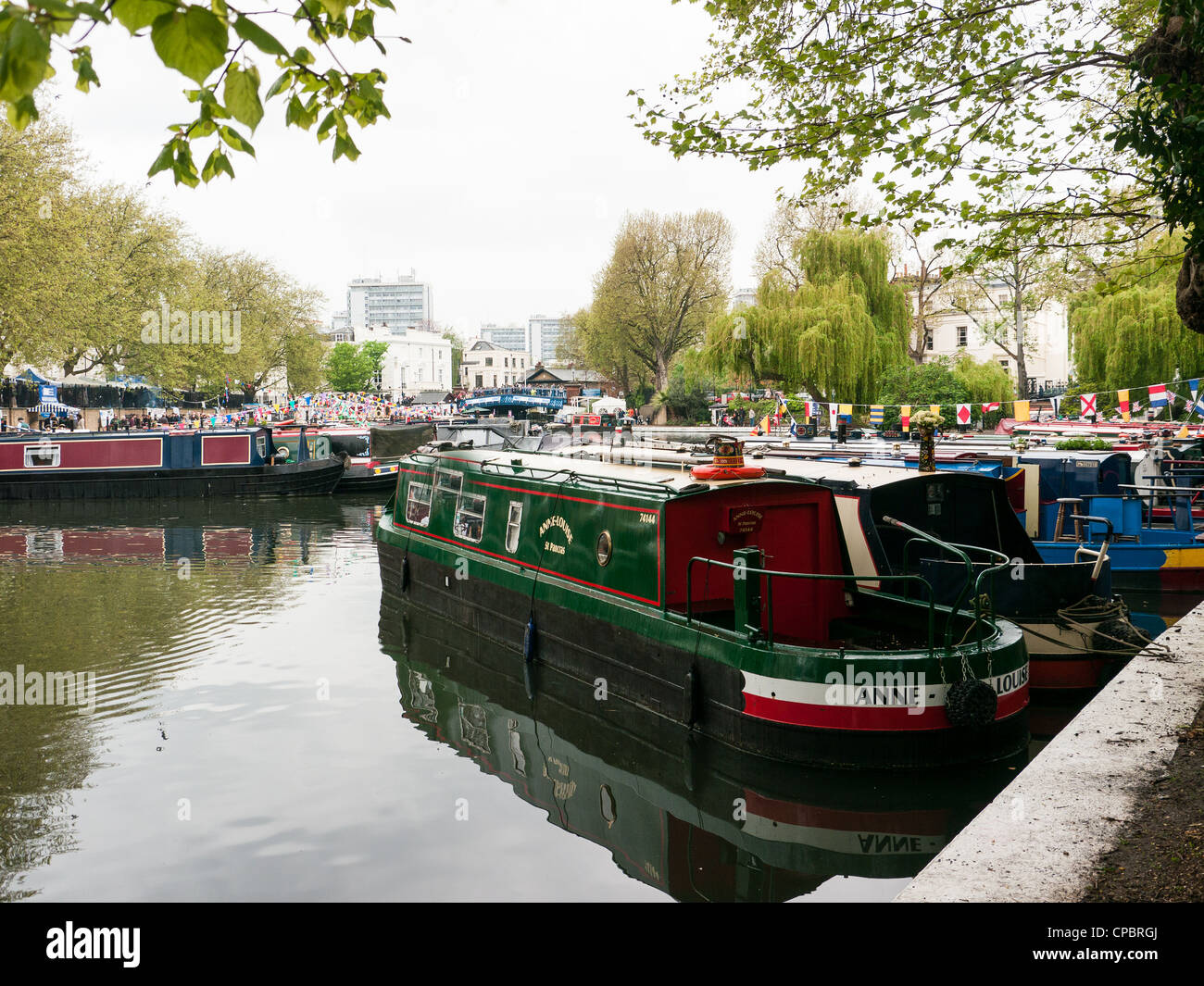Le file di case galleggianti e imbarcazioni strette sul Grand Union Canal a un Festival di Little Venice, Paddington, Londra ovest Foto Stock