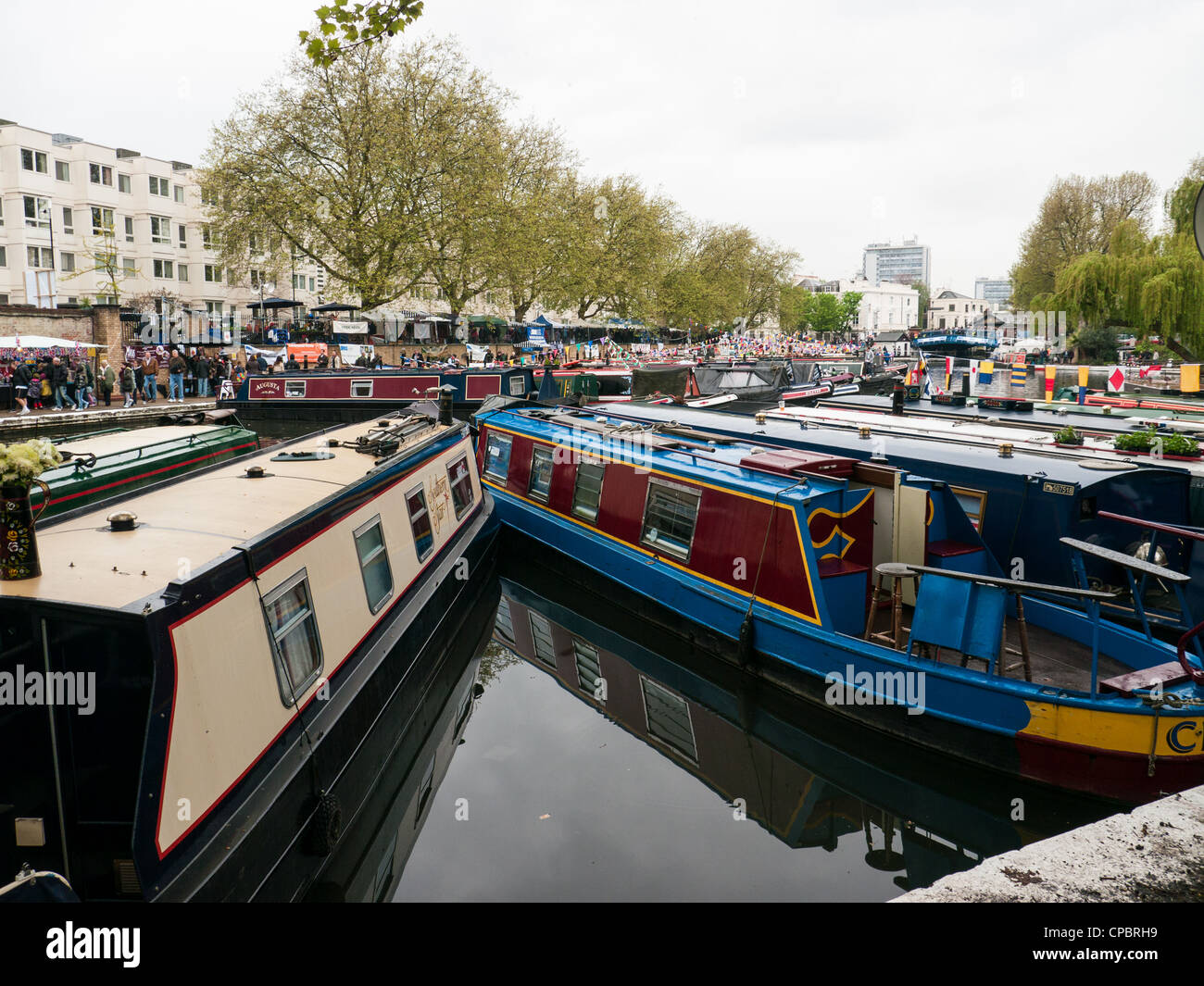 Le file di case galleggianti e imbarcazioni strette sul Grand Union Canal a un Festival di Little Venice, Paddington, Londra ovest Foto Stock