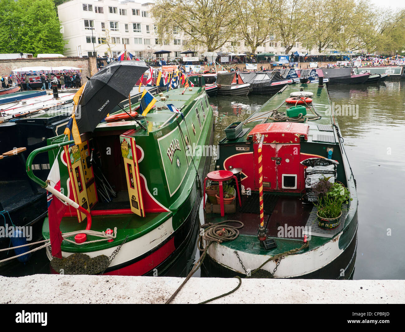 Le file di case galleggianti e imbarcazioni strette sul Grand Union Canal a un Festival di Little Venice, Paddington, Londra Ovest, Foto Stock