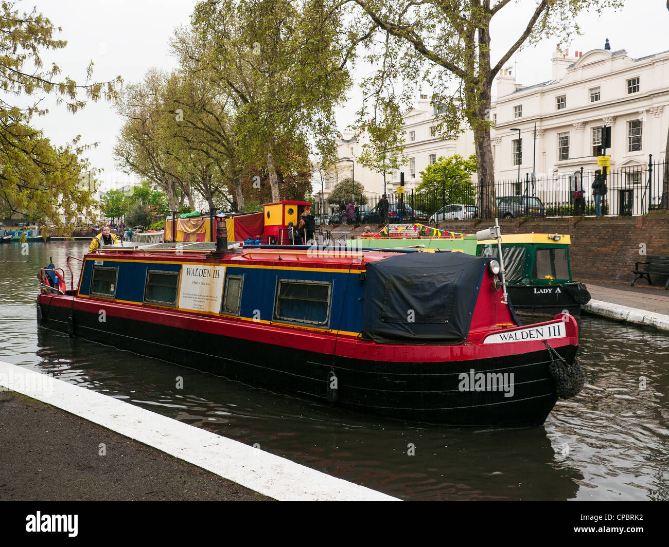 Barche ristretta a un Festival di Little Venice, sul Grand Union Canal, Paddington, West London, Regno Unito Foto Stock