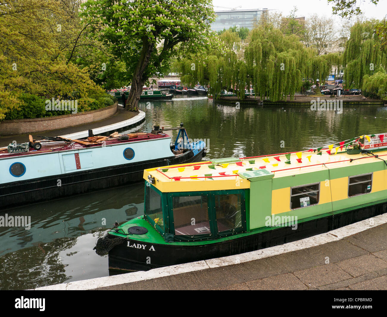 Le file di case galleggianti e imbarcazioni strette in un Festival di Little Venice, Paddington, Londra ovest Foto Stock