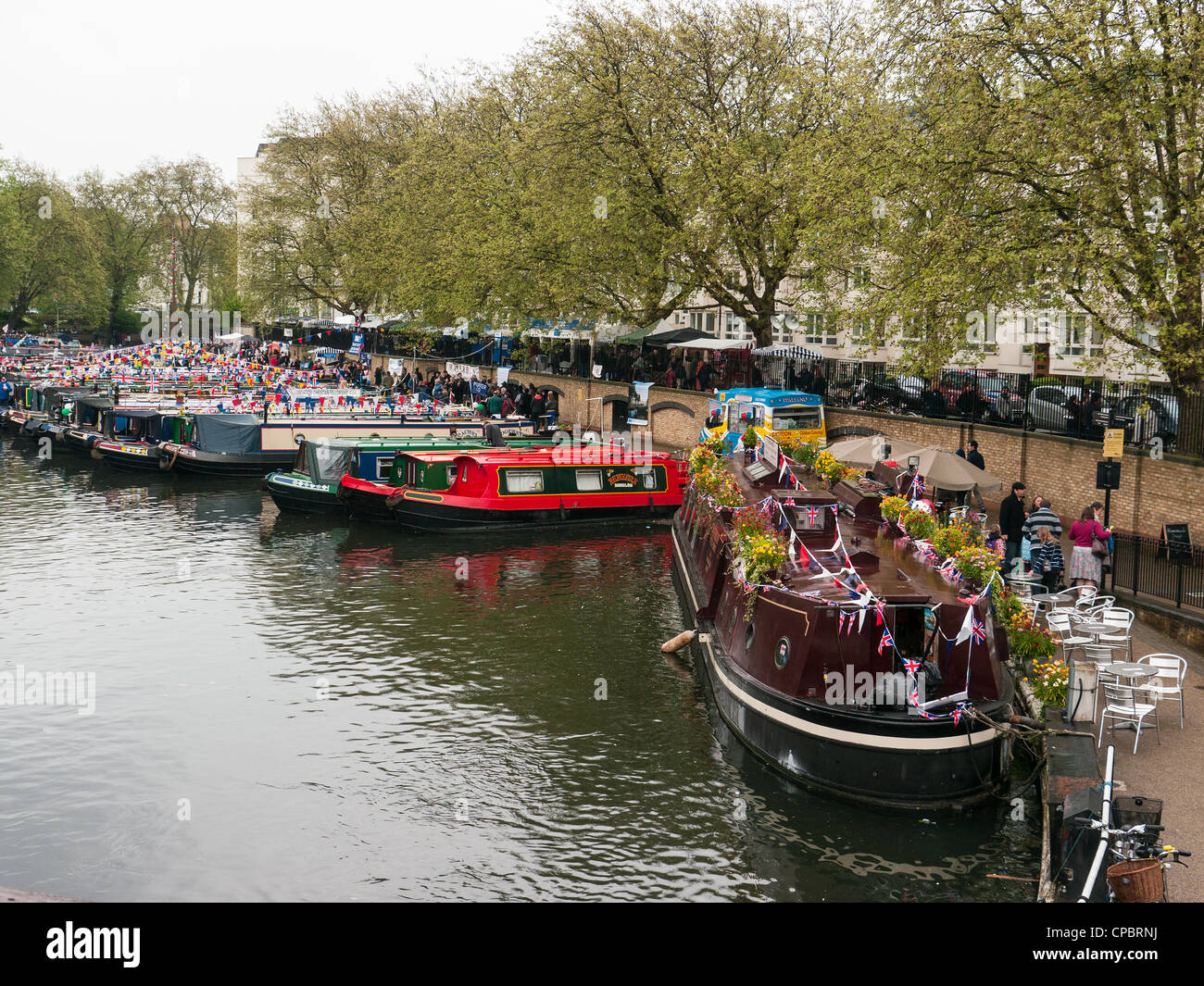 Le file di case galleggianti e imbarcazioni strette sul Grand Union Canal a un Festival di Little Venice, Paddington, Londra ovest Foto Stock