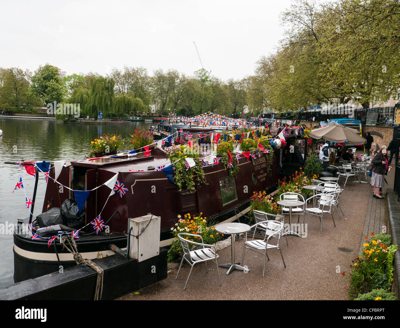 La piccola Venezia cafe e righe di imbarcazioni strette sul Grand Union Canal a un Festival di Little Venice, Paddington, West London, Regno Unito Foto Stock