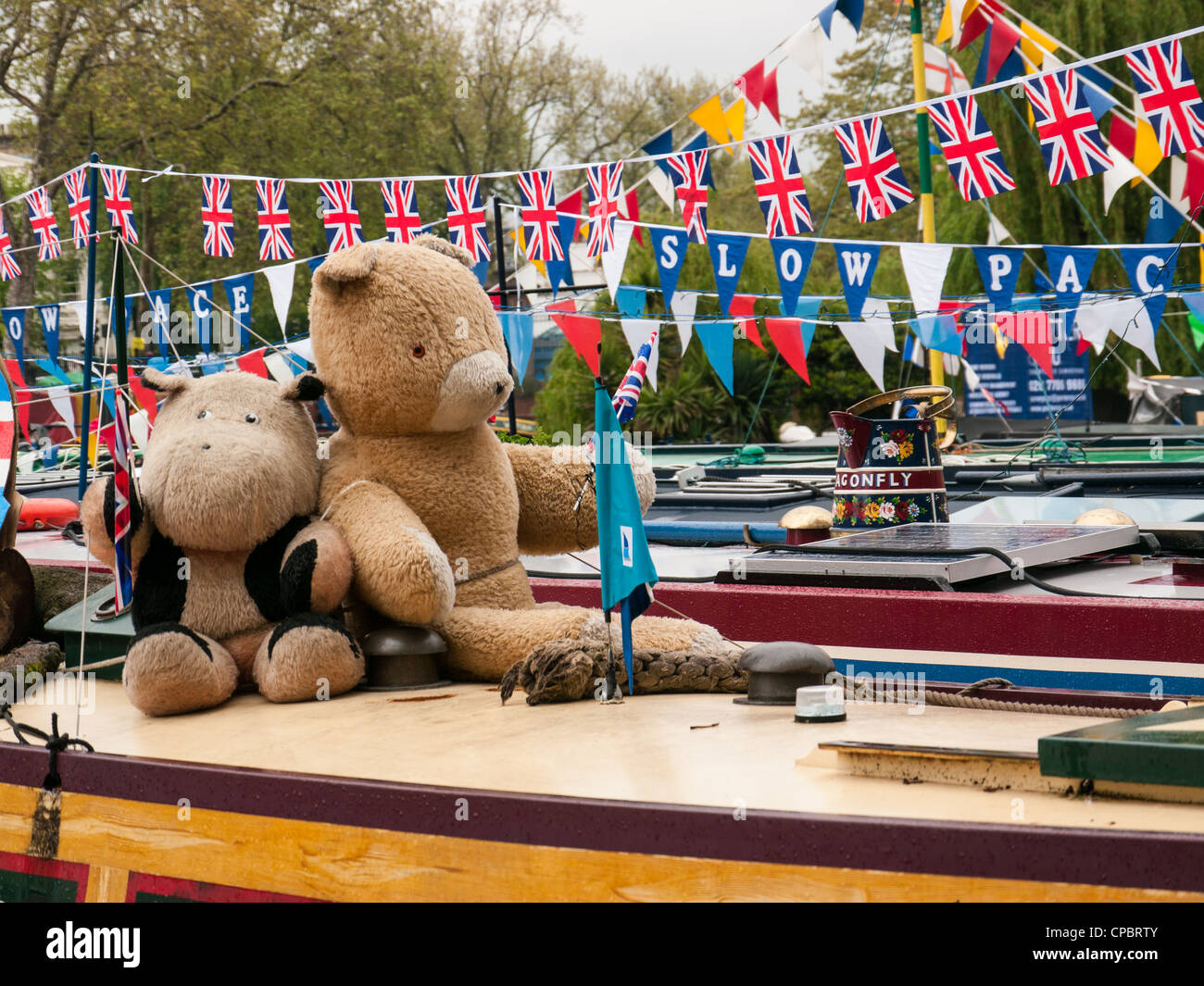 Orsacchiotto di peluche mascotte su una piccola barca sul Grand Union Canal a un Festival di Little Venice, Paddington, West London, Regno Unito Foto Stock