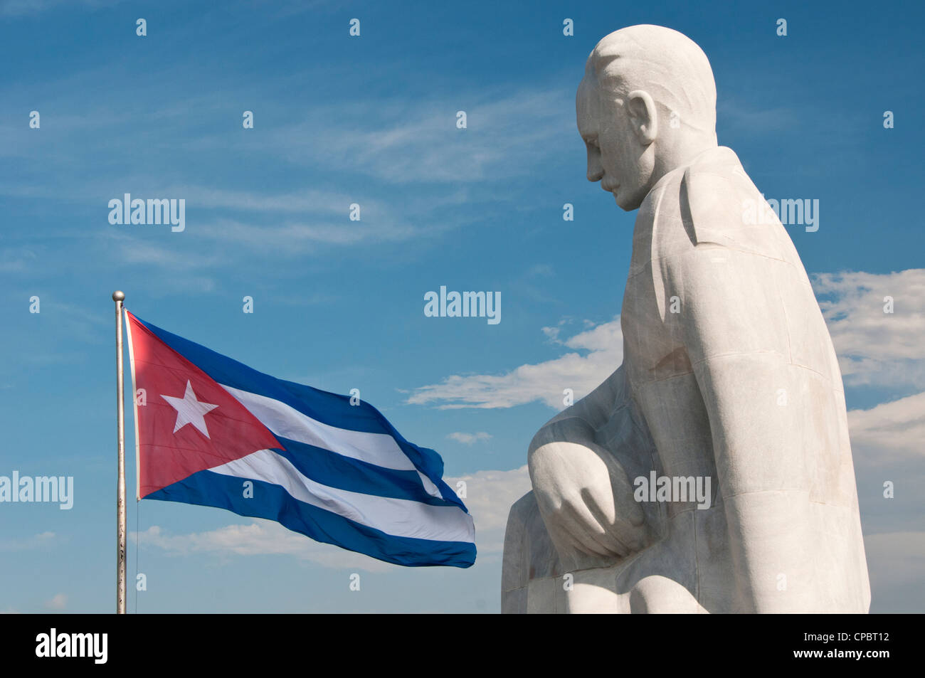 Jose Marti Memorial statua & Bandiera cubana, Plaza de la Rivoluzione, Havana Vedado, Havana, Cuba Foto Stock