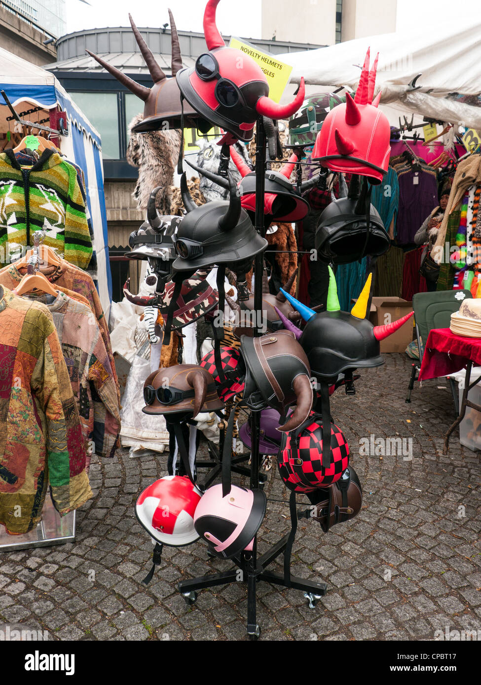 Cappelli decorativi e caschi a una lunga boat Festival sul Grand Union Canal in Little Venice, Paddington, West London, Regno Unito Foto Stock