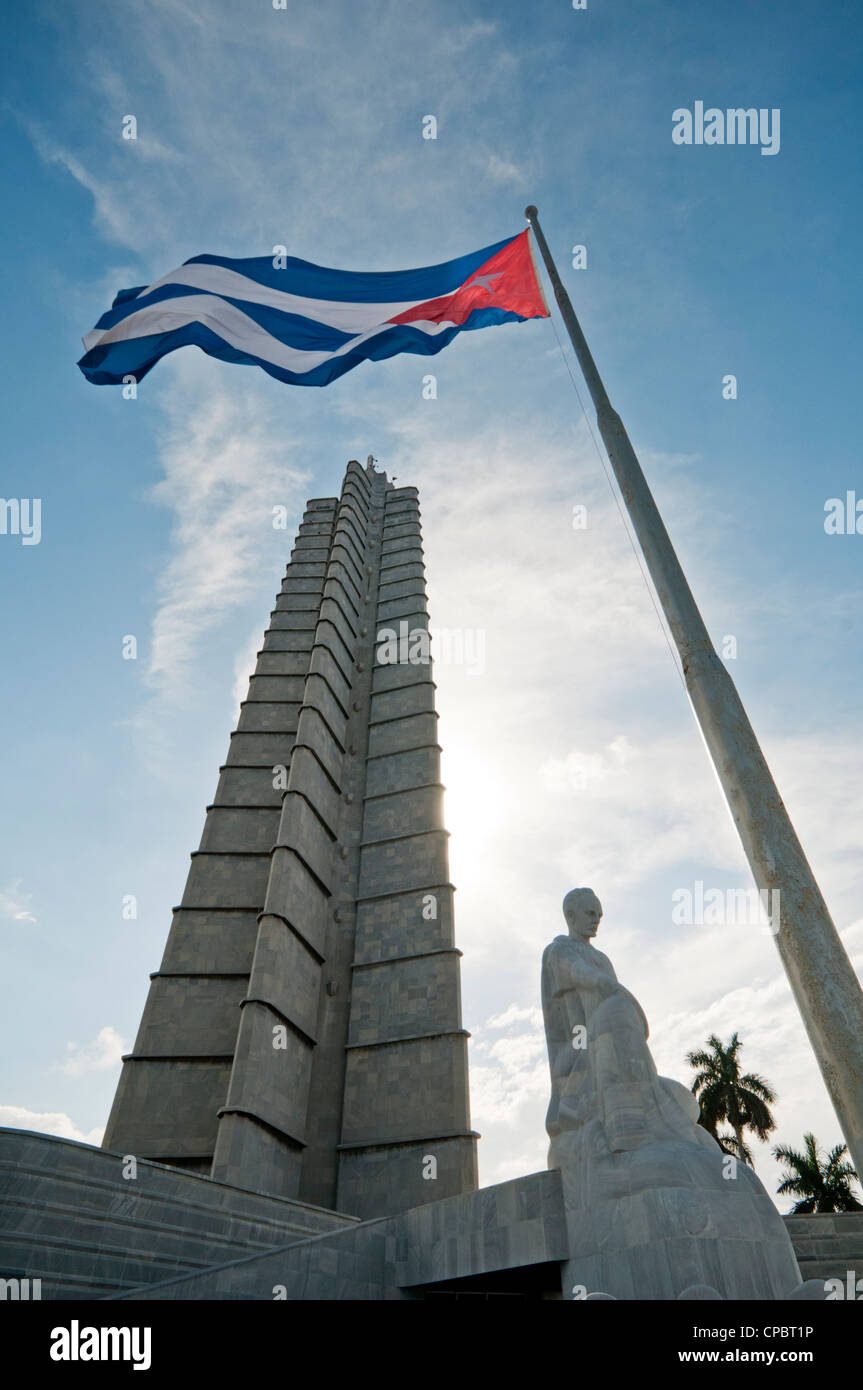 Jose Marti Memorial statua & Bandiera cubana, Plaza de la Rivoluzione, Havana Vedado, Havana, Cuba Foto Stock