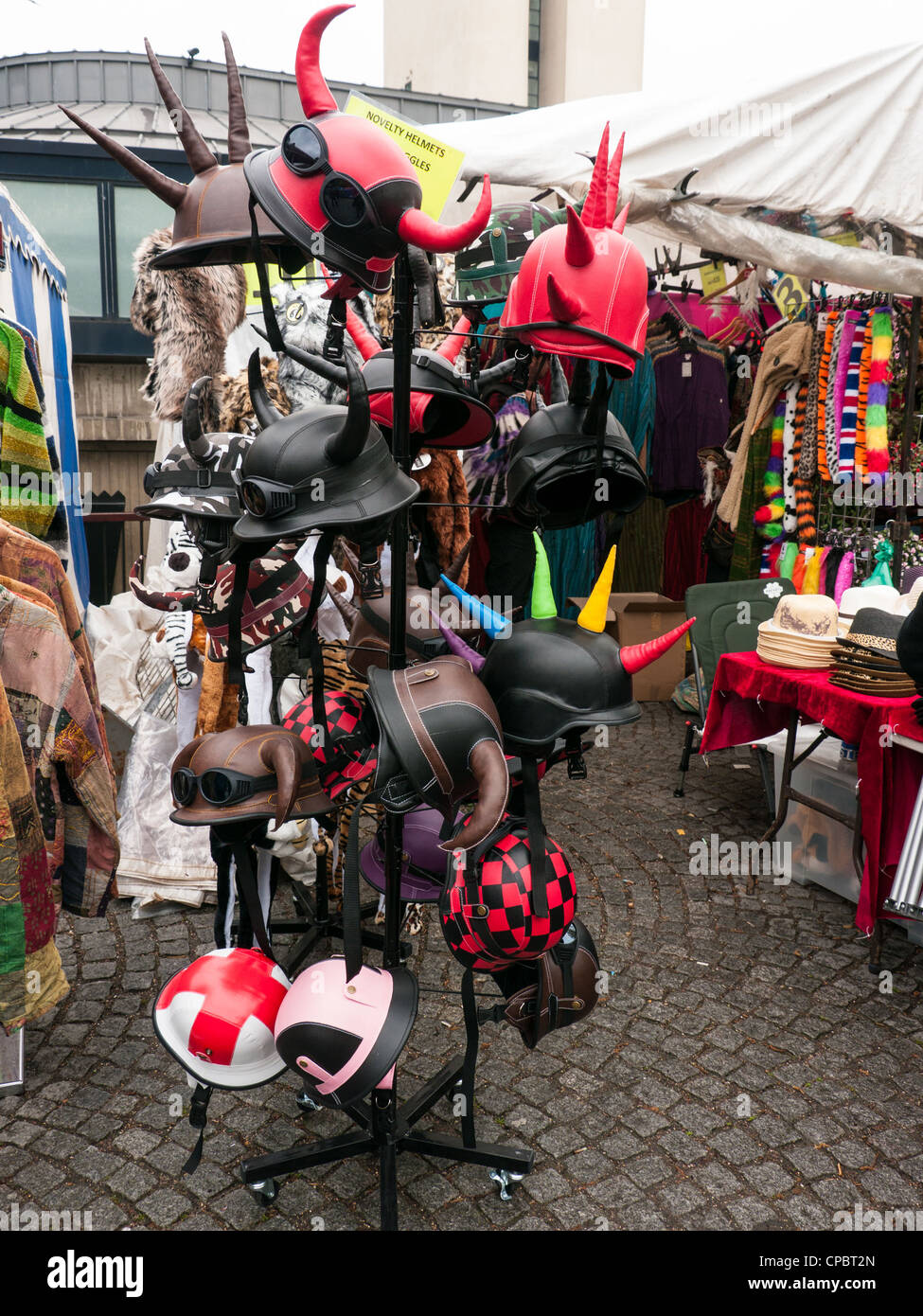Cappelli decorativi e caschi a una lunga boat Festival sul Grand Union Canal in Little Venice, Paddington, West London, Regno Unito Foto Stock