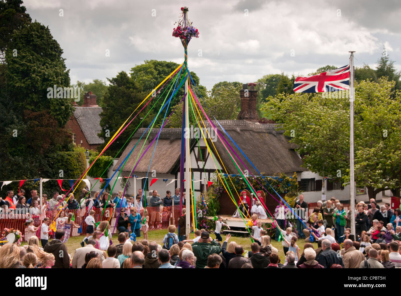 Maypole tradizionale danza & Village Fete, Whitegate Village, Cheshire, Inghilterra, Regno Unito Foto Stock