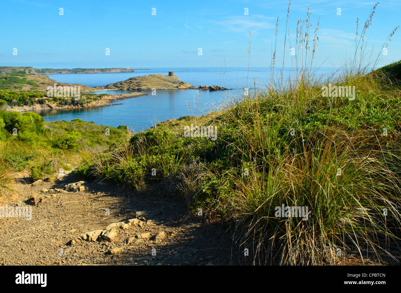 Vista verso la vecchia torre di difesa di Sa Torreta sulla costa di Minorca nelle Isole Baleari, Spagna Foto Stock